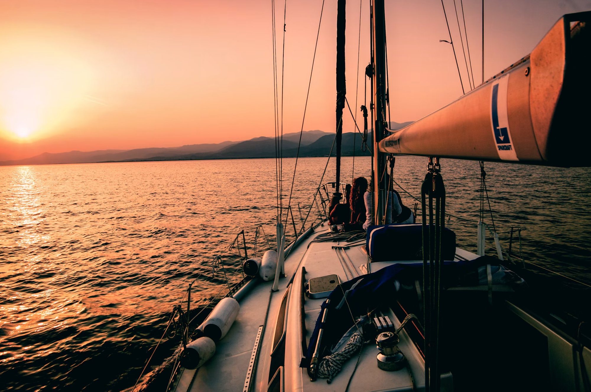 Segelboot im Sonnenuntergang