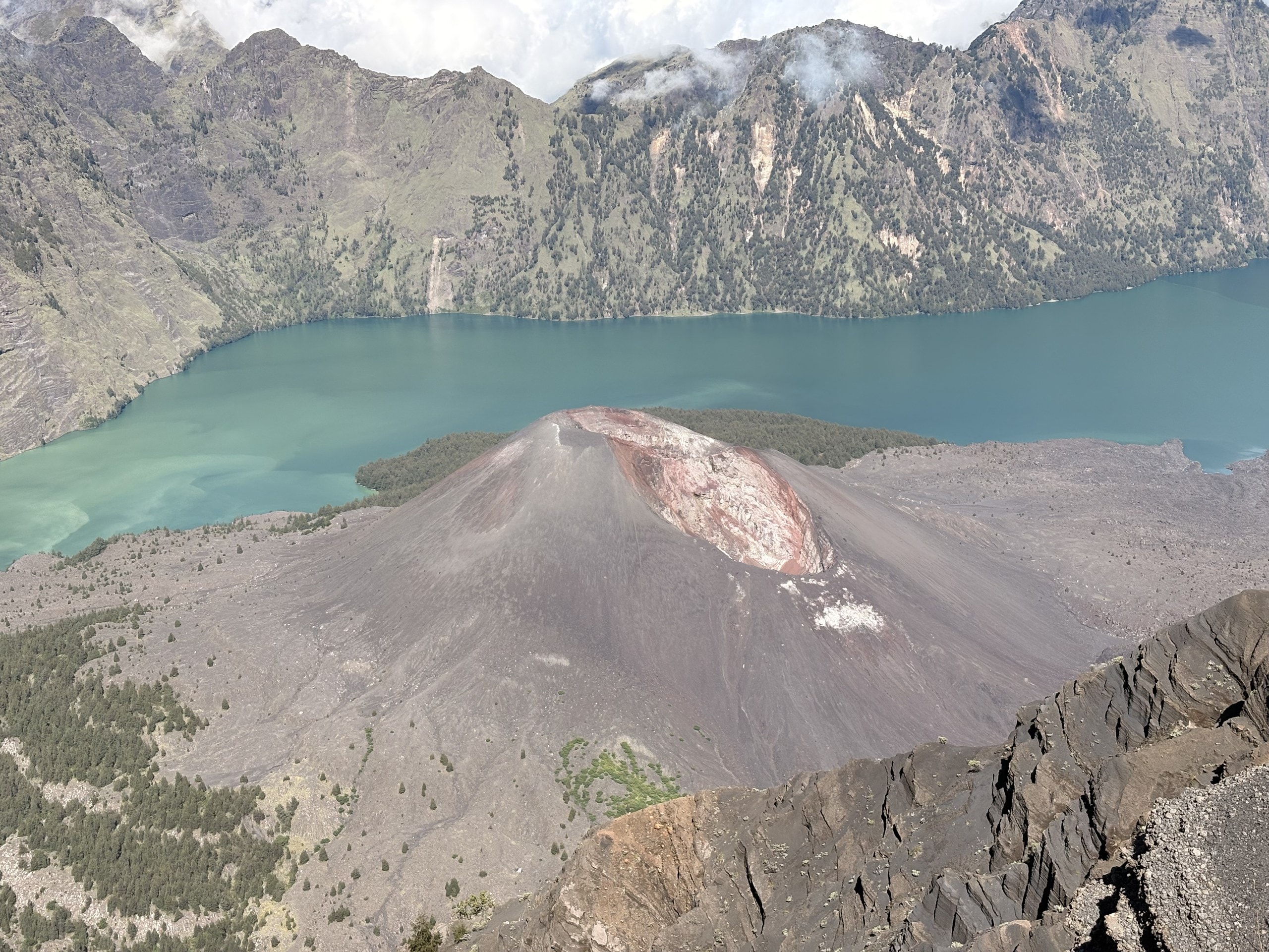 Der türkise Kratersee des Rinjani mit dem Vulkankegel in der Mitte