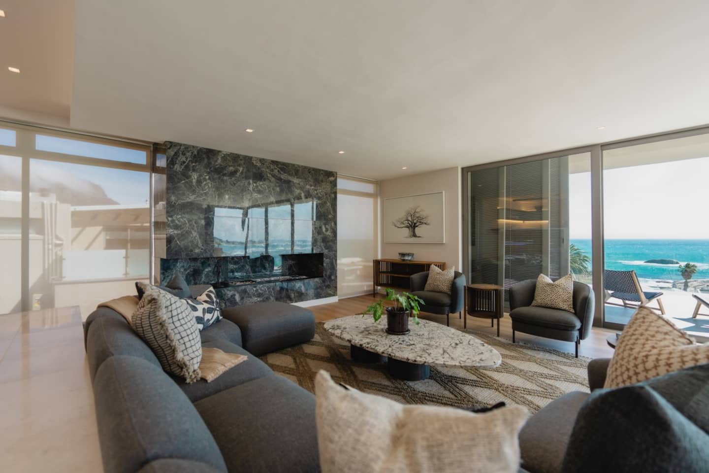 Wohnbereich eines Penthouse mit Kamin und Blick aufs Meer