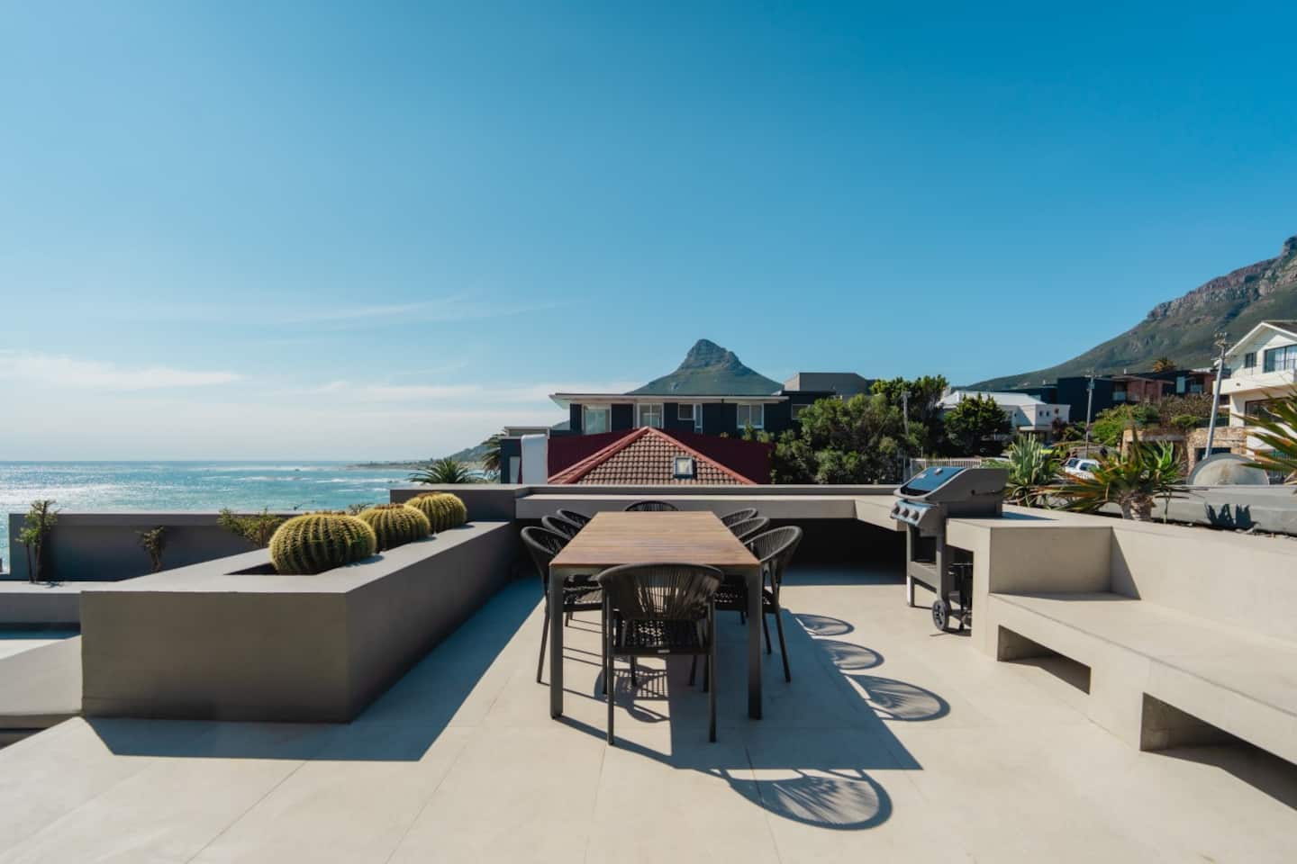 Dachterrasse mit Esstisch und Blick auf Lion's Head